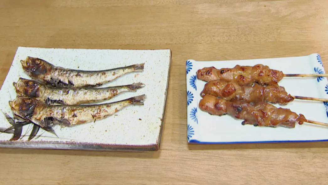 【左】いわしの丸干し 400円（税込）　　【右】焼き鳥タレもも3本 500円（税込）