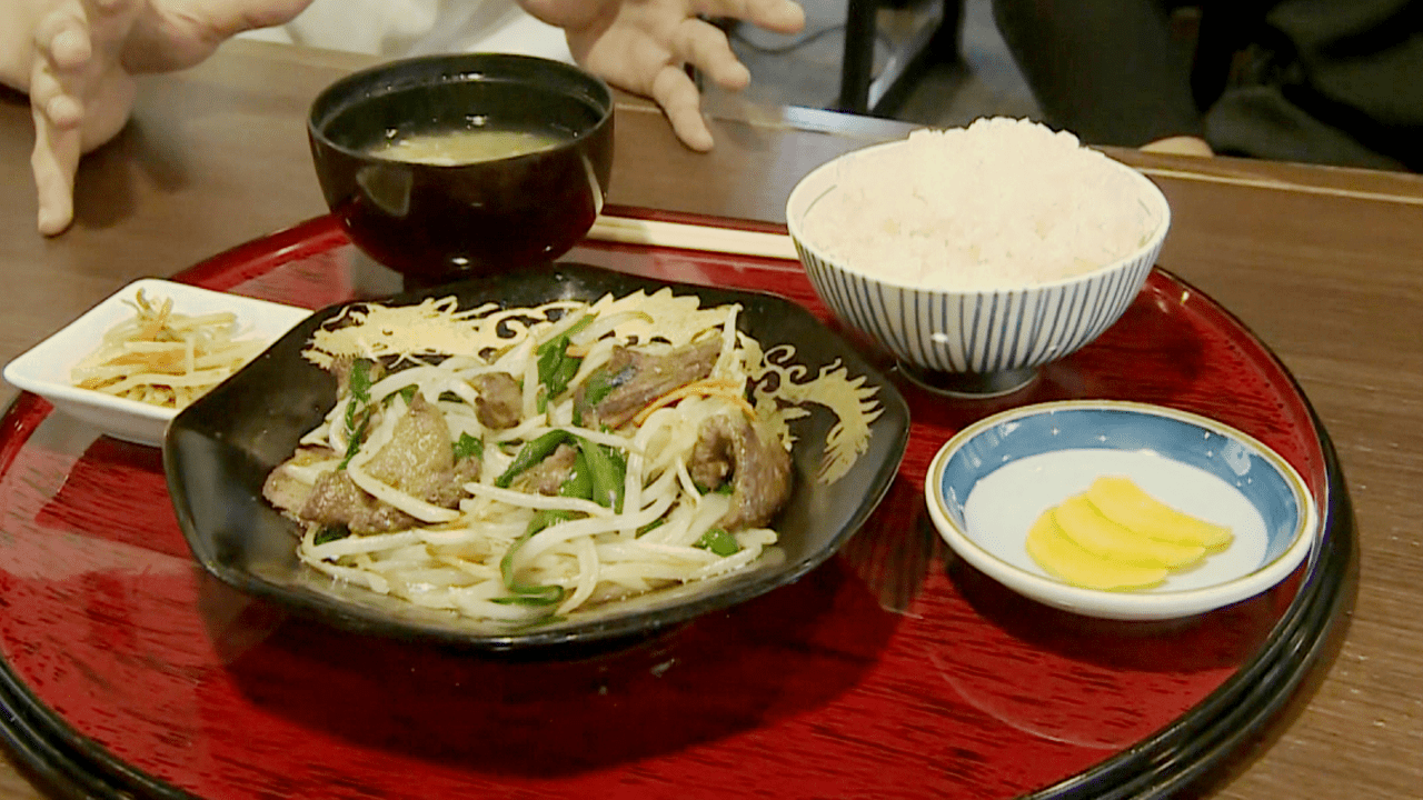 塩レバニラ定食　940円（税込）　※単品は640円