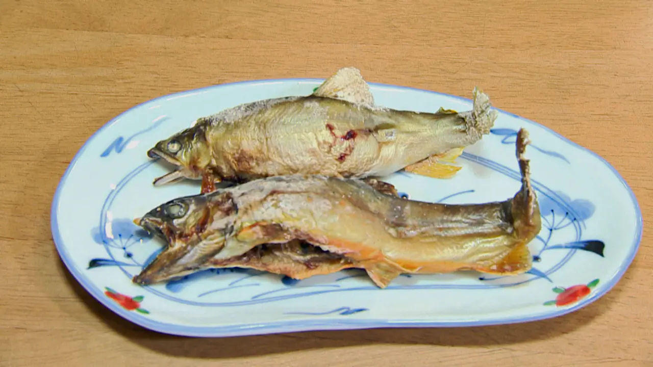 【奥】 子持ちあゆの塩焼き 800円（税込）　【手前】いわなの塩焼き　700円（税込）