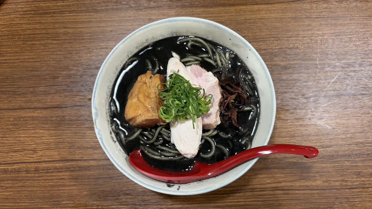 特濃イカ墨とんこつ　1500円（税込）