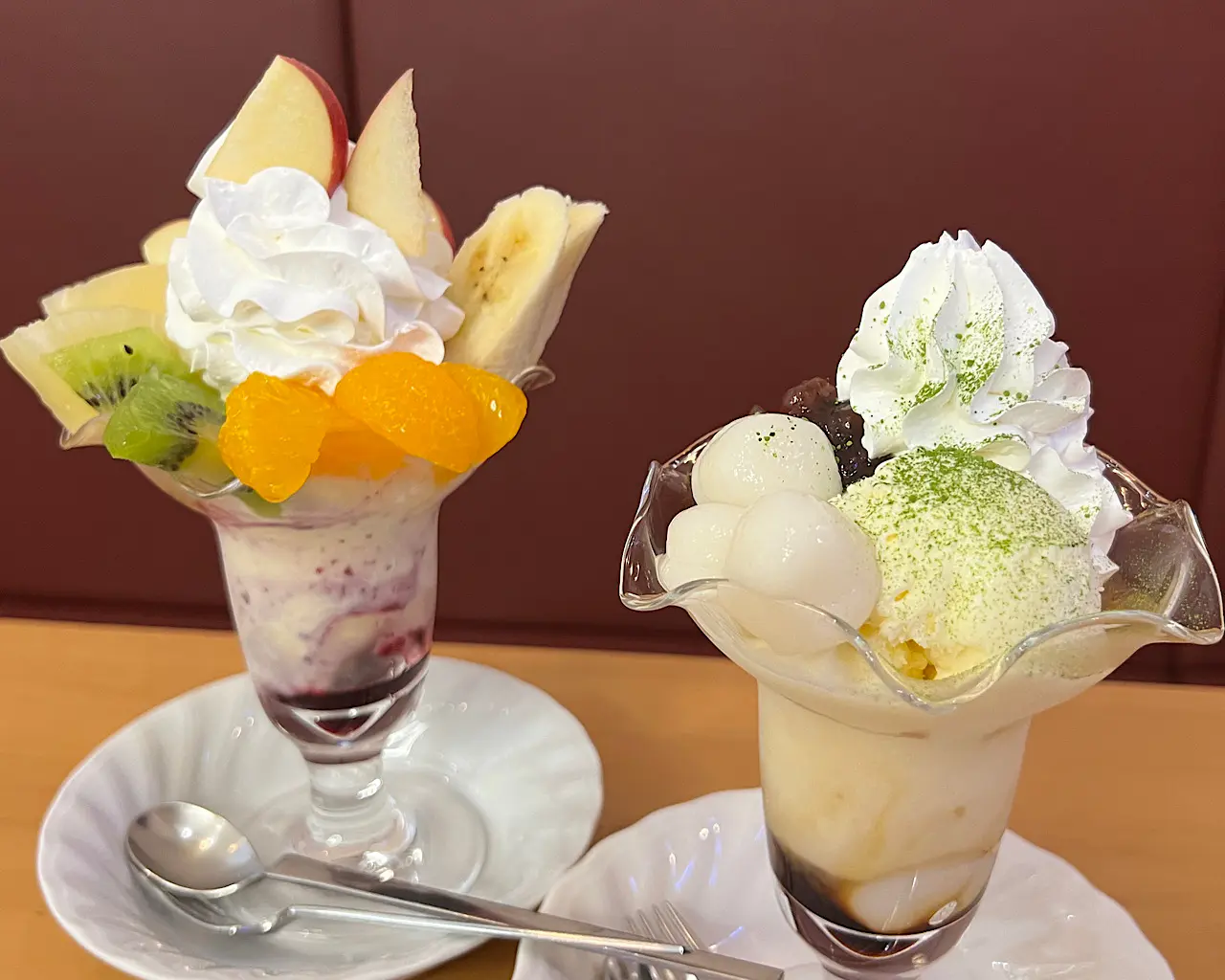 左）フルーツパフェ 1200円(税込）／右）あんこと白玉の和風パフェ1400円（税込）