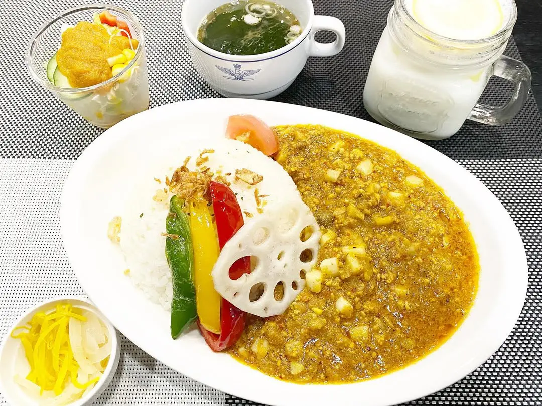 特製レンコンキーマカレー　（「SUNTRICK」Instagramより）