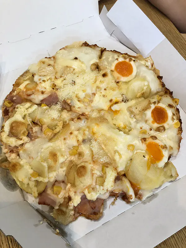 ぷー
きょ年よりじょうずにできました。ぼくの好きなチーズをたくさんのせました。家族みんなにおいしいと言ってもらえてうれしかったです。また来年もやりたいです！
