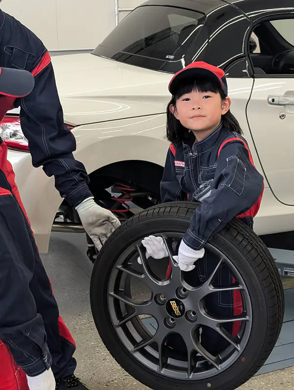 ko
最初に車のランプを確認しました。 テールランプ や ブレーキランプを見ました。 全てきちんとついたので良かったです。車の空気圧も確認しました。 空気を増やしたり抜いたりしました 面白かったです。 次に車のタイヤのみぞを測りました。きちんとなっていました。去年 体験した時よりも楽しくできたので良かったです。
