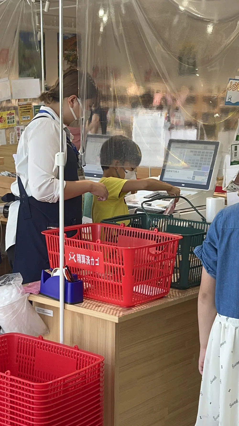 おう
野菜に値札を貼って、棚に並べるお仕事をしました。並べたトウモロコシがすぐに売り切れて嬉しかったです。レジの体験もしました。前からやってみたかったことなので、何度も体験させてもらいました！お客さんも店員さんも優しかったです。