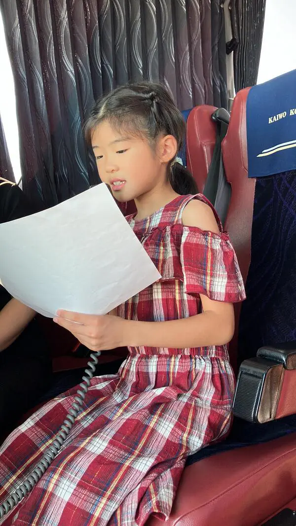 のん
たくさんの知らない人の前でアナウンスをするのがとてもきんちょうしました。
てんじょういんさんのおしごとがすごいと思いました。