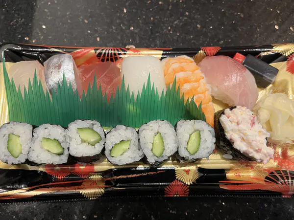 まるぴ
楽しかったところは、魚の骨抜きで、骨を抜く瞬間が気持ちよかったです。むつかしかったところは、うろこ取りで、うろこがかたくて取りにくかったです。職人さんが魚をさばくときに、血がブシャーと出てびっくりしました。また来年もやりたいです。
