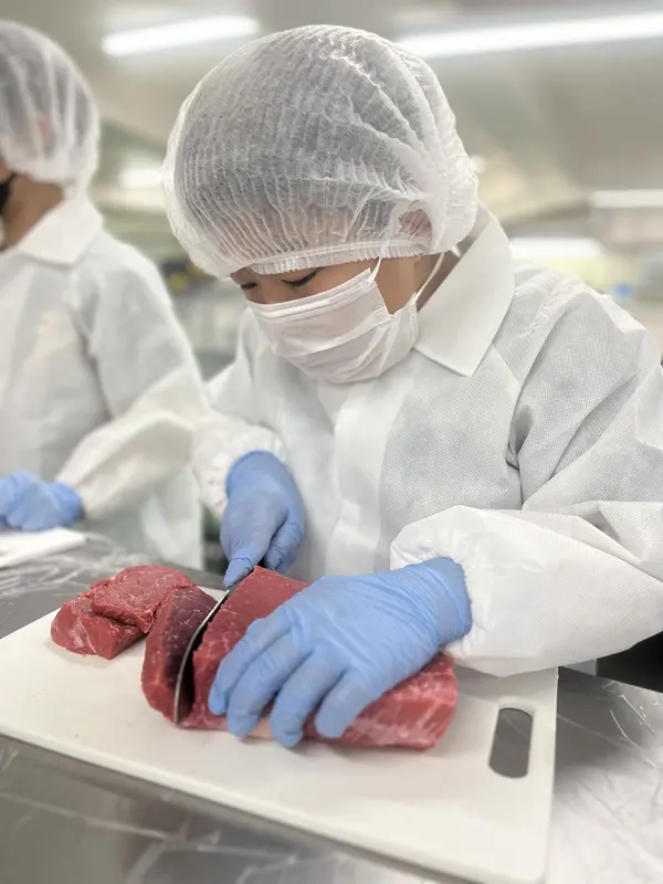 みーくん
加工するお肉を実際に量って切ってトレーに入れて…一連の流れが見れてとてもいい体験ができた。勉強になった。
服のホコリをはらうためのクリーン室も面白かった。
なんといっても、最後にお肉の食べ比べが美味しくて最高でした。（勉強になりました）
