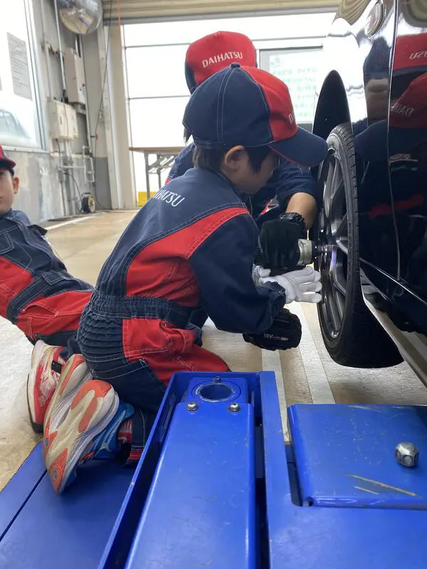 ちゅるっぴ
整備の仕事を教えてもらって、車のことをもっと勉強して、車博士になりたいと思いました。