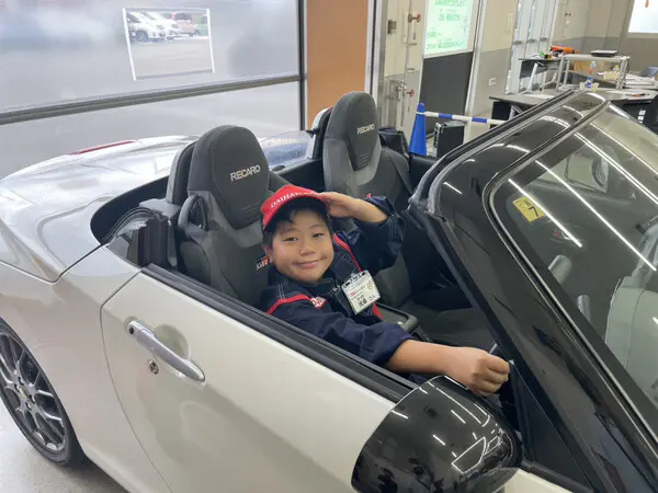みーくん
カッコイイ車に実際に乗せてもらって、嬉しかった。タイヤ交換したり、大変なことはたくさんあるけど、カッコイイ車に囲まれてたら元気にお仕事できそう！