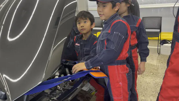 メタプリン
車の仕組みについて学ぶことができて良かったです。ドライバーでタイヤを付けるのはちょっとドキドキしたけど、上手く出来て良かったです。
ダイハツの車は屋根が開いたり、障害物を見つけて自動で止まって凄かったです。
砺波店には太陽光パネルがたくさんあって、地球にやさしい発電をされていることも学びました。