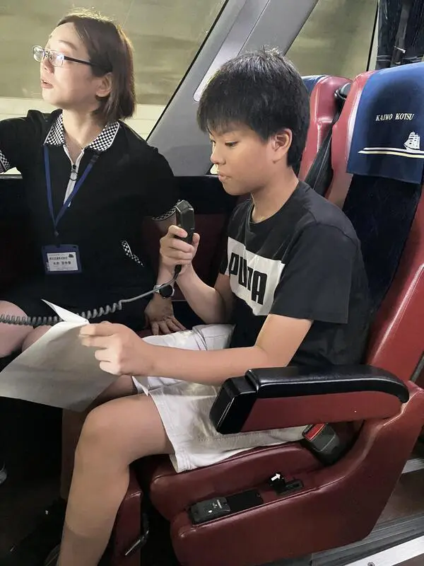 あきら
観光地を紹介するアナウンスが楽しかったです。お客さんが快適で楽しい旅ができるようお手伝いする旅行会社の仕事は、やりがいがあって面白そうだなと思いました。