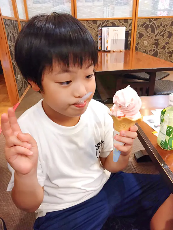haru
機械の部屋に入ってボイラーを見たのがワクワクして楽しかったです。
お客さんに挨拶をするのが、初めは恥ずかしかったけれど、うまくできた時は嬉しかったです。
ソフトクリーム作りは、思ったより難しくて、お店の人は簡単そうに作るのにびっくりしました。スタッフの皆さんが質問に優しく答えて下さって、楽しく体験できました。ありがとうございました。