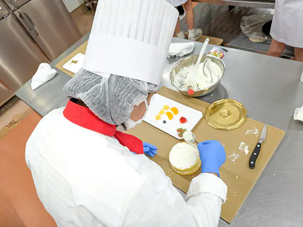 ほの
マドレーヌを作った時は上手にできましたが、今回のホールケーキはあまり上手にできませんでした。上手に作るには、教えてくださったお姉さんの動作や生クリームののせ方をしっかり見ていないといけないと思いました。家でケーキを作る時は、やり方を思い出しながら作りたいと思います。ありがとうございました。