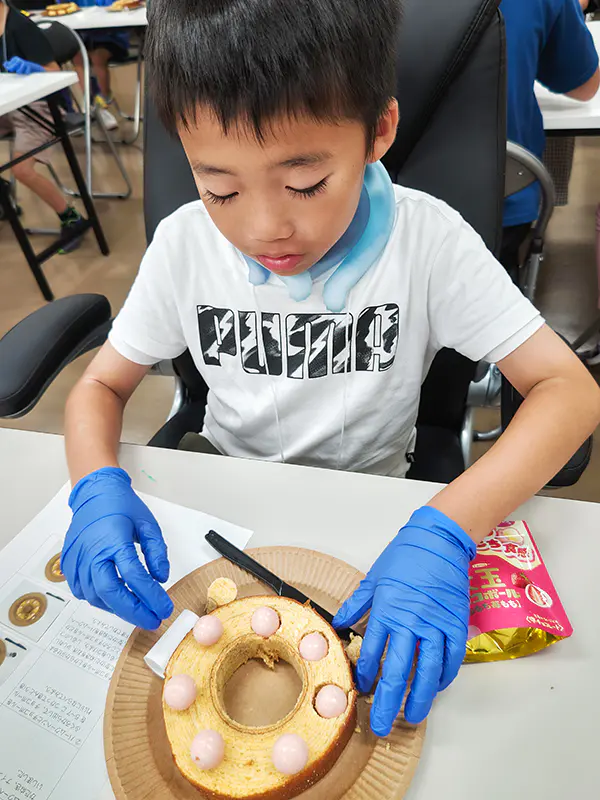 A.Y
ハンドスピナーにシールを貼ったら、回した時に、キラキラしていて、とてもきれいで格好良かったです。バームクーヘンに乗せたチョコボールが、モチモチして美味しかったです。