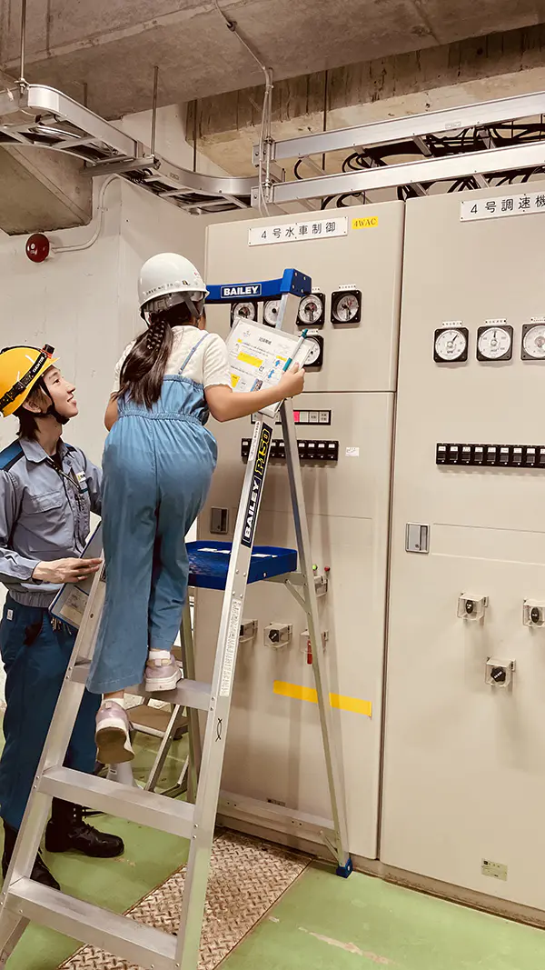 ゆいたん
まず、小牧発電所の紹介と水力発電の仕組みを知って、水を使って水車が回っていたのですごいなと思いました。
見学と体験は、機械がどんな働きをしているのか分かったし、体験ではいろんなメモリを読めたので良かったです。コンプレッサーでは、圧力と電流がどのくらいの数値かわかりました。楽しかったです！！
機械がどんな働きをしているのか分かったし、体験ではいろんなメモリを読めたので良かったです。コンプレッサーでは、圧力と電流がどのくらいの数値かわかりました。楽しかったです！！

