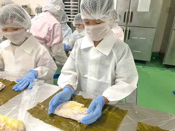 あっきー
お肉の工場では、かみの毛やバイキンが入らないように、エアシャワーをしたり、手ぶくろをしたりして、すごく気をつけていて、すごいなあと思いました。
