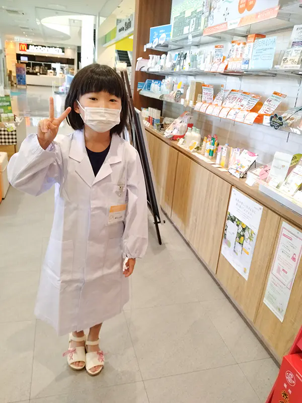 koto
薬剤師さんがしているお仕事が体験できてとてもうれしかったです。
特に、接客で原稿がきちんと読めるか心配だったけど、優しく対応してくれて楽しくできました。薬のりょうをまちがえると大変なので、ちいさな薬でも細かく見ているのは大変だなと思いました。