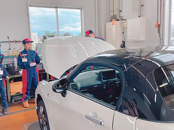 リュウ
車を買う時に「車早く届かんかなぁ。車遅いなぁ」と思っていたけど、たくさん点検する事があるんだと理由が分かりました。
タイヤ外しを体験して、実際にボルトを外して締めることができて嬉しかったです。
毎日何台も来る車をきちんと整備して、期日に渡している技術がすごいと思いました。