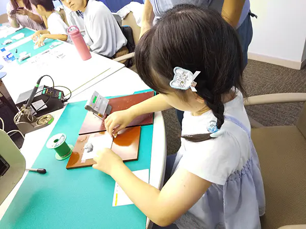 さくら
LEDのことを色々学べました。
はんだ付けは、とても細かい作業でした。
工場で働く人の仕事を見学して、勉強になりました。