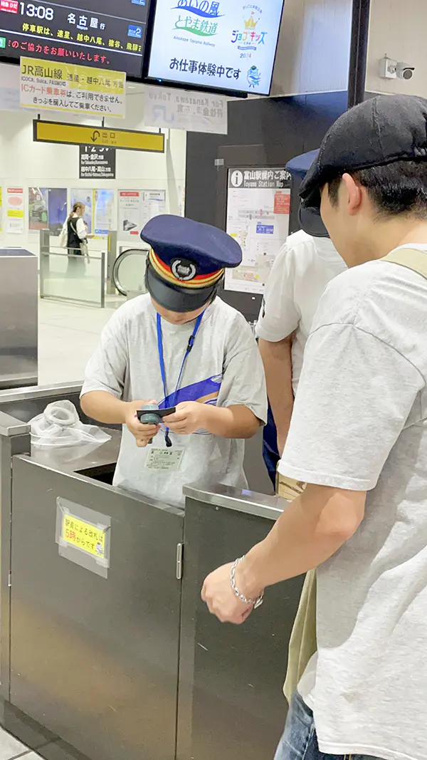 おーちゃん
普段入れない場所に入って体験したり、駅の放送をしてみんなに聞いてもらえて嬉しかった。大きくなったら駅員になるという夢がより濃くなった。