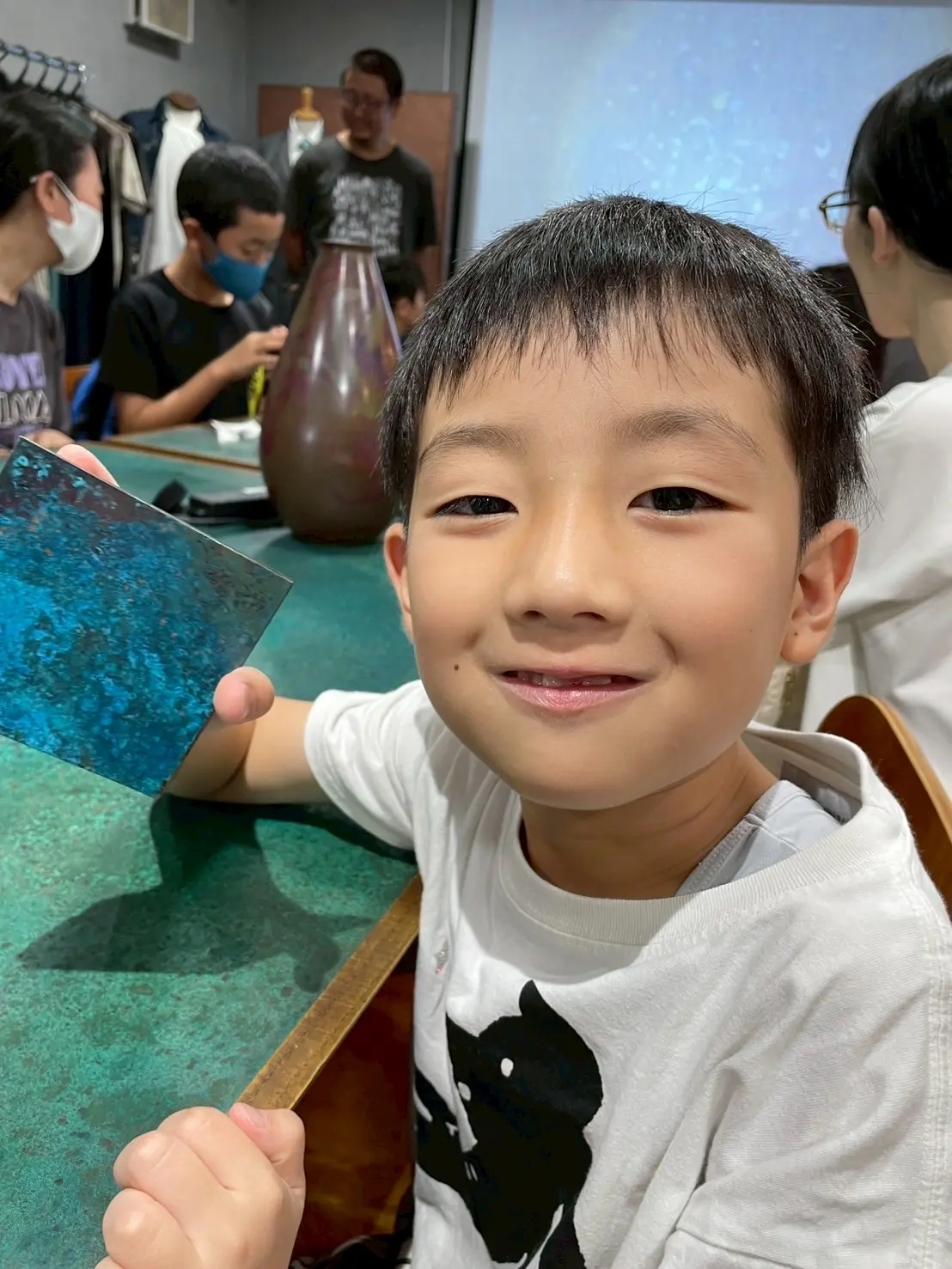 しゅうちゃん
あついけれど、がんばりました。
きれいなコースターができて、うれしいです。おにいちゃんも小学生のときにジョブキッズにさんかして、おなじコースターをつくったのでいっしょにつかうのがたのしみです。