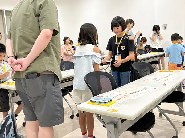 あおい
最初はどんなお仕事をするのかドキドキしたけど、いつもははいれないバックヤードや防災室、ゴミ捨て場、館内放送などたくさん教えてもらいました。実際にアナウンスをしてみてとても緊張したけど声の大きさややわらかい話し方ができてとても楽しかったです。