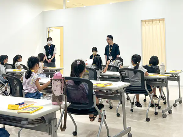 みこ
館内放送は緊張したけど、楽しかったので、もっと長い文章を放送してみたいと思いました。入って欲しいお店を考えてみんなの前で発表しました。みんな色々なお店を考えていて、全部入ったらいいなと思いました。
