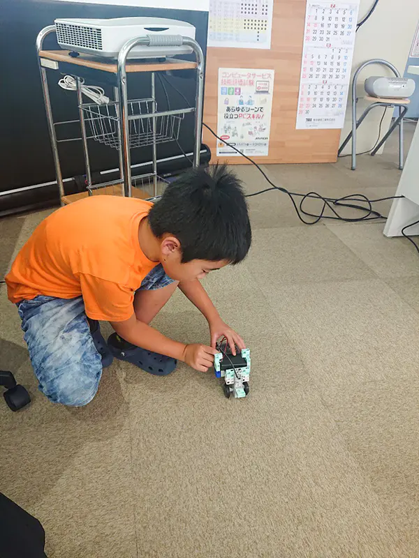 ホタルイカ
自分で組み立てたロボットを、プログラミングで走らせて、自分のところに戻るように動かすことが出来た。
もっと色んな動きを試してみたいと思いました。