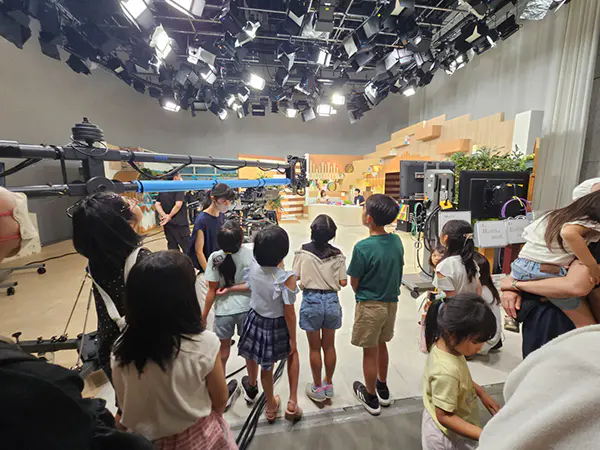 NATTS
アナウンサーの原稿を読むのはとても緊張しました。カメラを見ながら読むのは大変だと思いました。
スタジオの見学がワクワクしました。いつもニュースで見てるアナウンサーの人がいて楽しかったです。