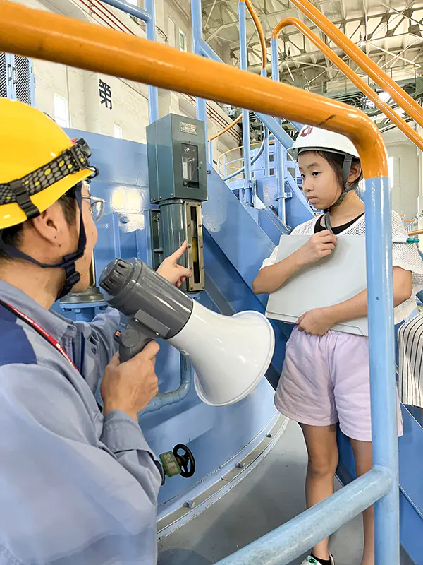 りお
大きい発電機とかが、すぐ近くで大きな音で動いていてすごかった。いつもは無人で、大阪から動かしているのにビックリした。
電気を大切に使っていきたい。