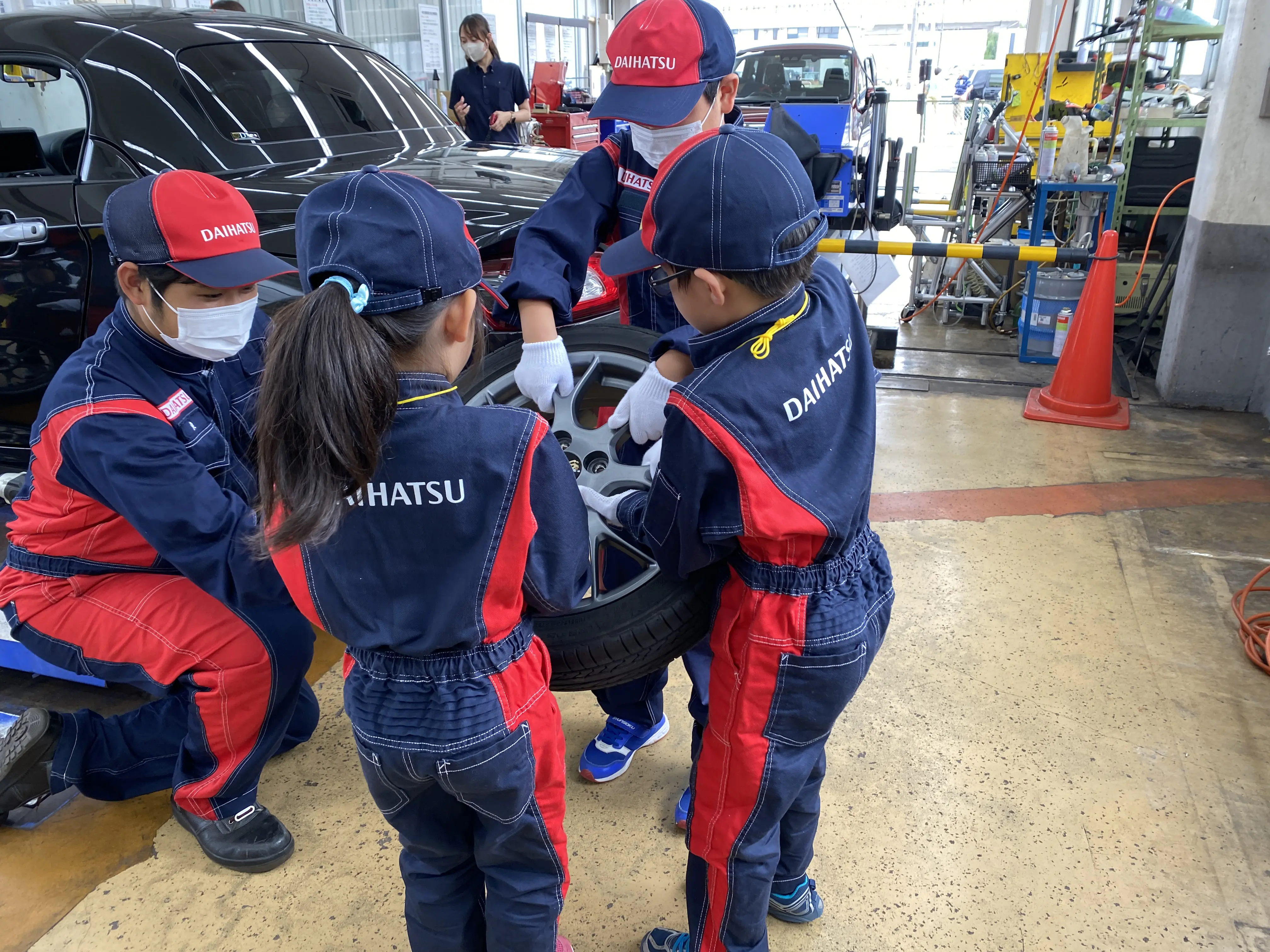 アヤッピ
いろんな車の点検をしました。例えばタイヤに空気がちゃんと入っているかの点検です。整備士さんのお仕事を体験してみたかったので夢が叶って嬉しいです。
