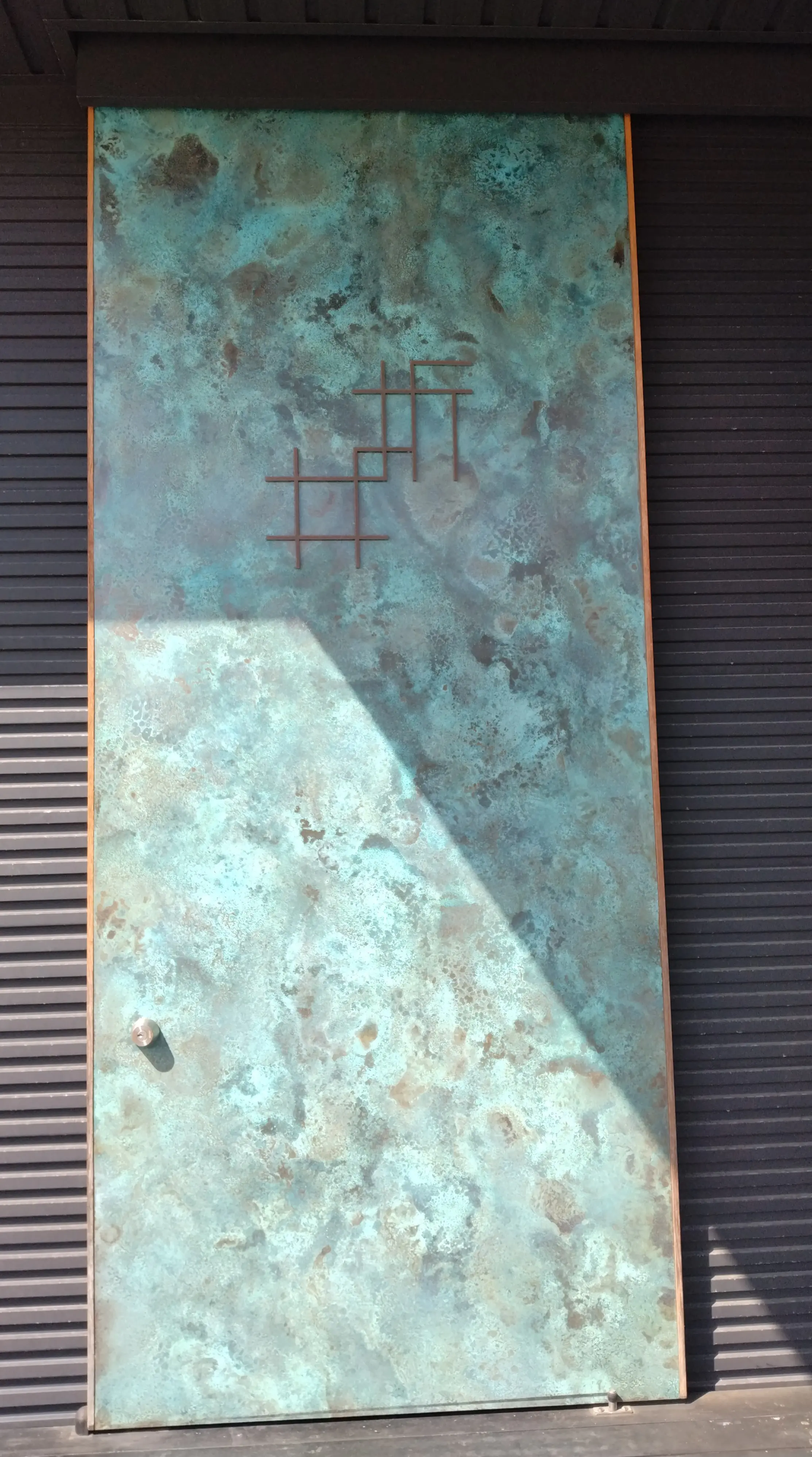 ko
銅の着色の仕方を学ぶことができました。 また、着色する時には色々な薬品や無機化合物を使っていることが分かりました。
　綺麗な仕上がりにするには、優しく叩いてあげることが重要だと感じました。
　 初めて体験したけど、担当の方が優しく教えてくれたので楽しく参加することができました。