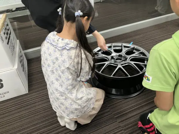 Em
幅広い学年の子どもたちが分かりやすいような言葉やクイズなどで子どもたちを巻き込んで紹介してくださり、２年生の娘にとっても2時間があっという間でした！工場見学で実際ホイールの検査をされているスタッフの方々を拝見してから、自分たちも実際検査をできるのは1番の思い出になったようです。普段慣れている”間違い探し”のような感覚だったそうです。