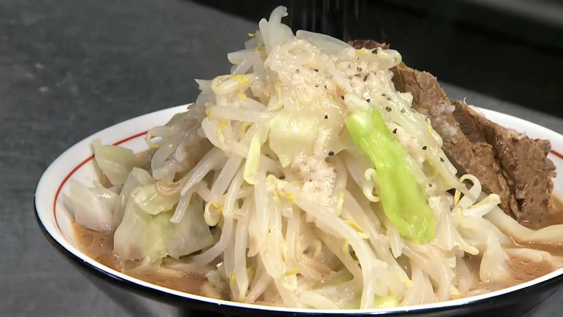 麺大盛・特盛が無料！ワシワシ極太麺にこってり背脂で大満腹の富山の