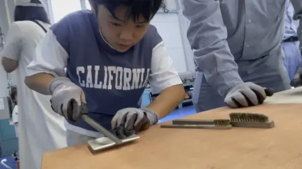 サッカー大好き少年
鋳物作りにチャレンジしてみて、お皿を作るのに、たくさんの工程があることがわかりました。
砂を押し固めていくのは力が要り大変だったし、綺麗な型を作るために細かな作業もあって、職人さん達はすごいなぁと思いました。
カッコいいお皿が完成してとても嬉しいです。