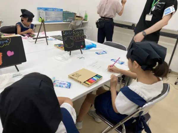 やよおらふ
スーパーの仕事では、商品のおすすめポイントを聞いてPOPを作成したり、お客さんに販売しました。私は、POPを作成したのが楽しかったです。マジックでシュークリームとPRポイントを書きました。