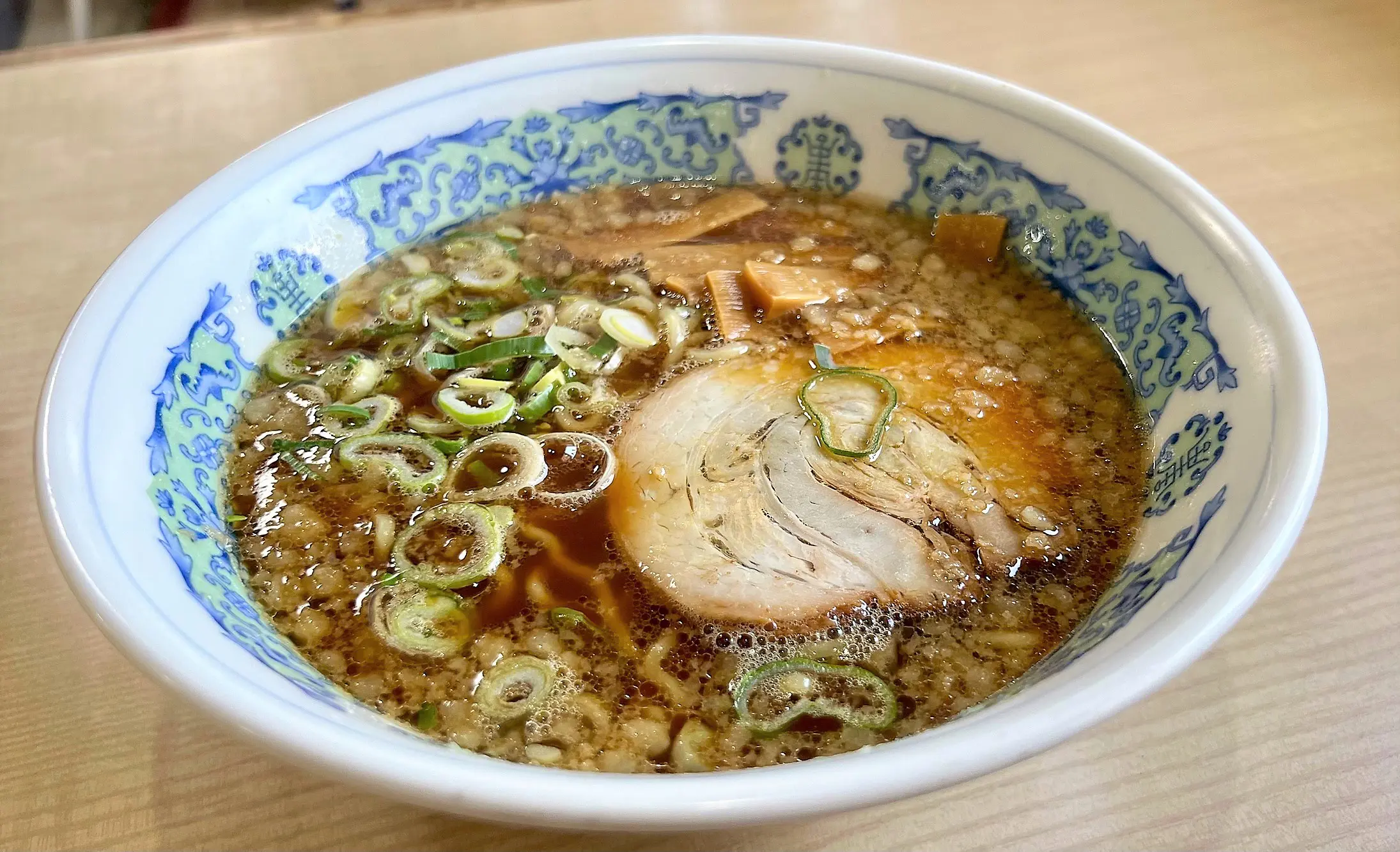 【閉店】全国の鉄道ファンも垂涎!? 鉄道車両の中で食べる“見た目はブラックじゃないけど富山ブラックなラーメン”【汽車ラーメン しゅっぽっぽ】