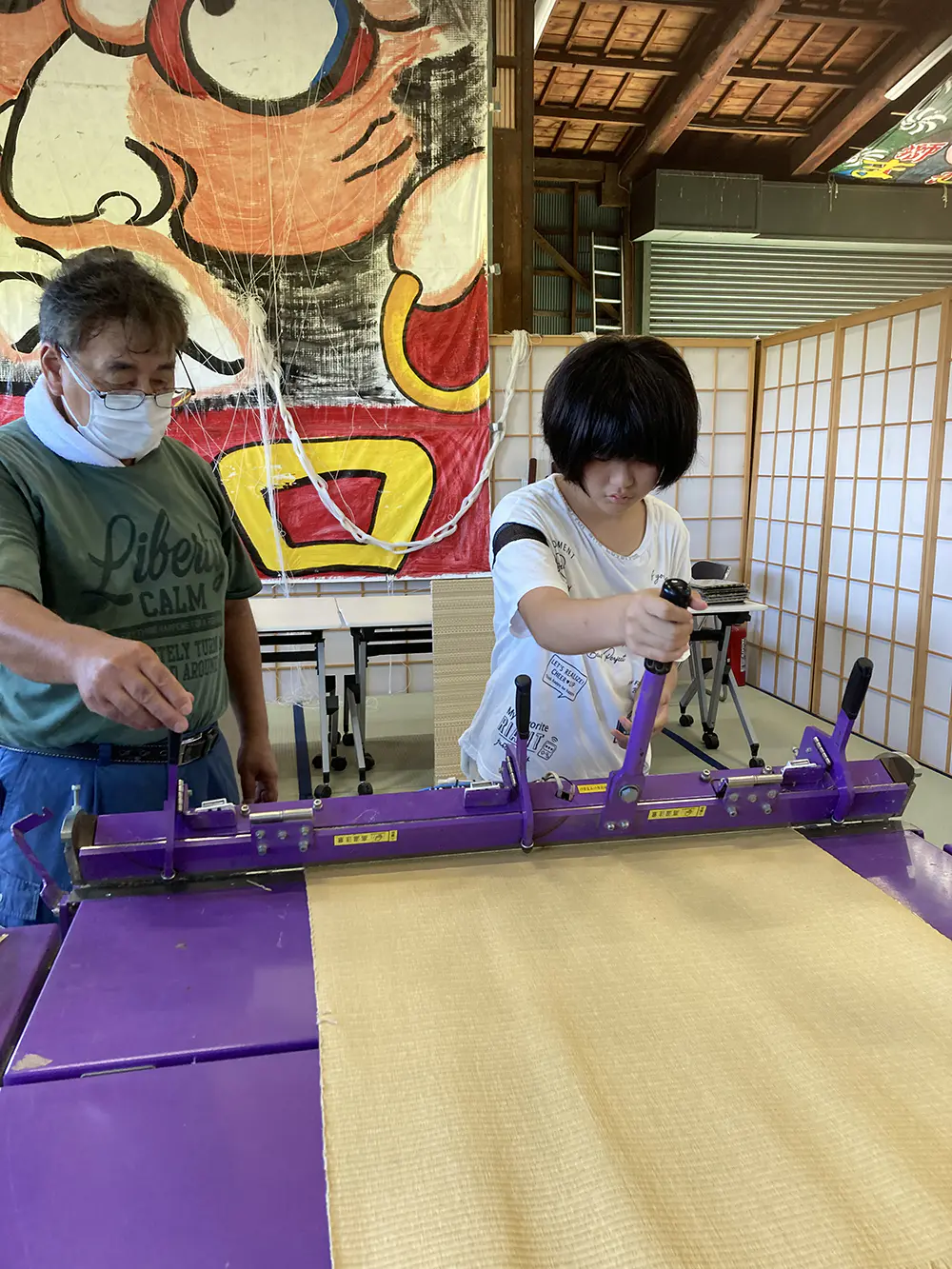 しおちゃん
飾り畳を作りました。
作る時、大事なのは角をきれいにすることだと教えてもらいました。
がんばって、うまくできたと思います。
