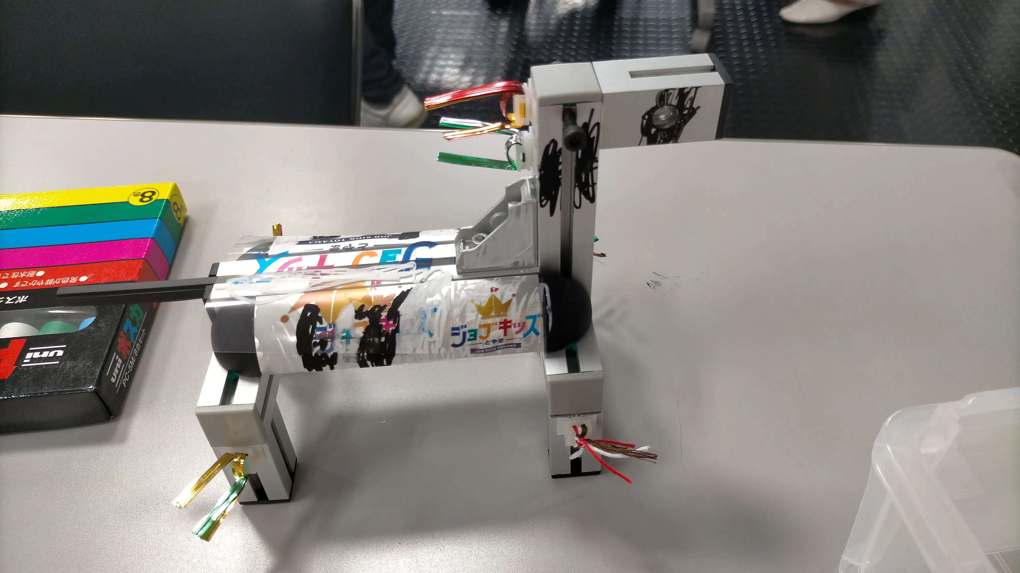 ひろ
いつもはみれない工場内を見学できて楽しかったです。機械や金属がいっぱいありました。いろんなものにアルミが使われていることがわかりました。アルミの部品を使って馬を作りました。ネジを回すのが大変だったけど、かっこよくできて良かったです。
