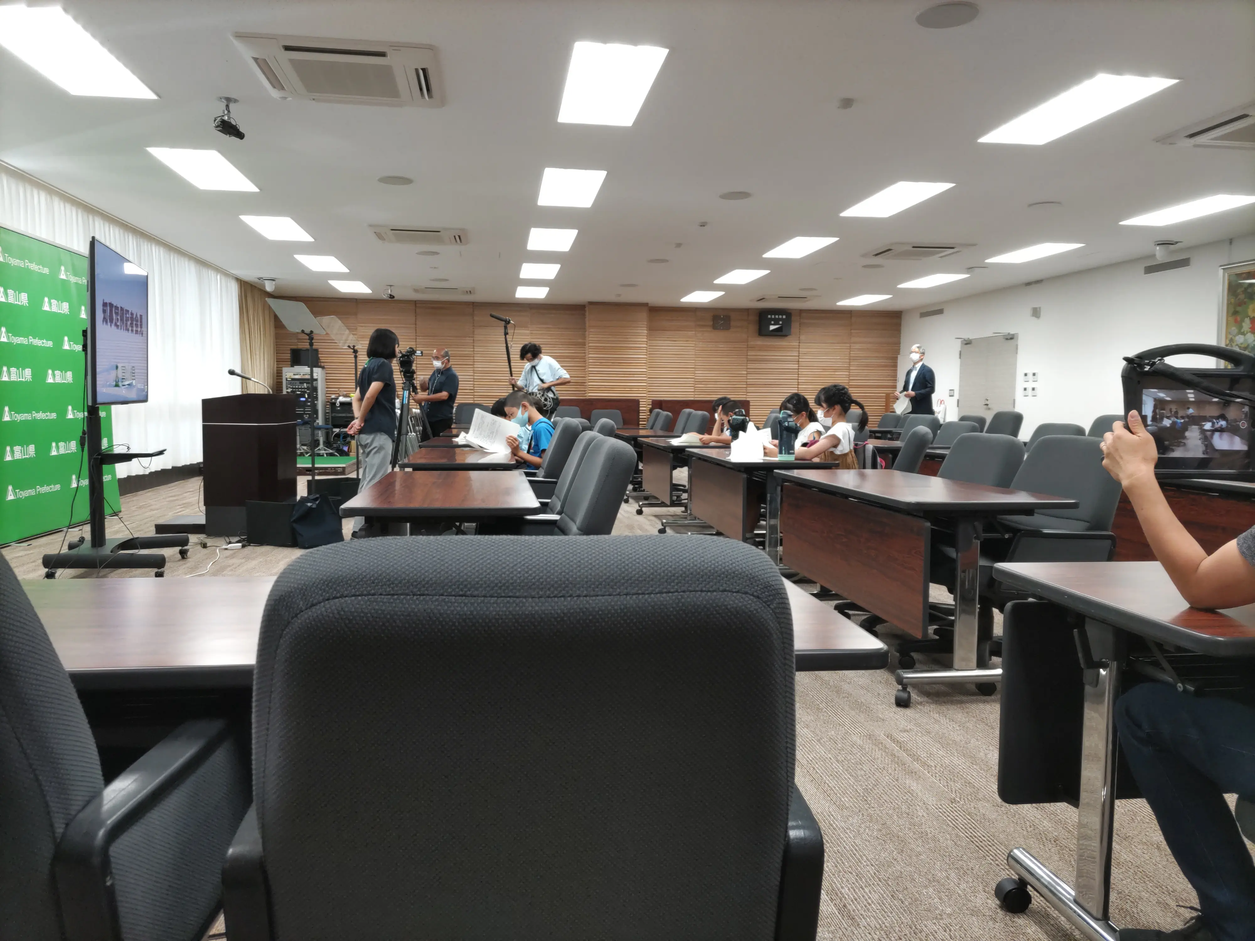 はな
県庁に初めて行ったけど、とても緊張しました。知事と同じ場所で原稿を読むことは声が思ったよりも出なくて、しっかり聞こえるように丁寧に読まなくてはいけないのが難しかったです。
