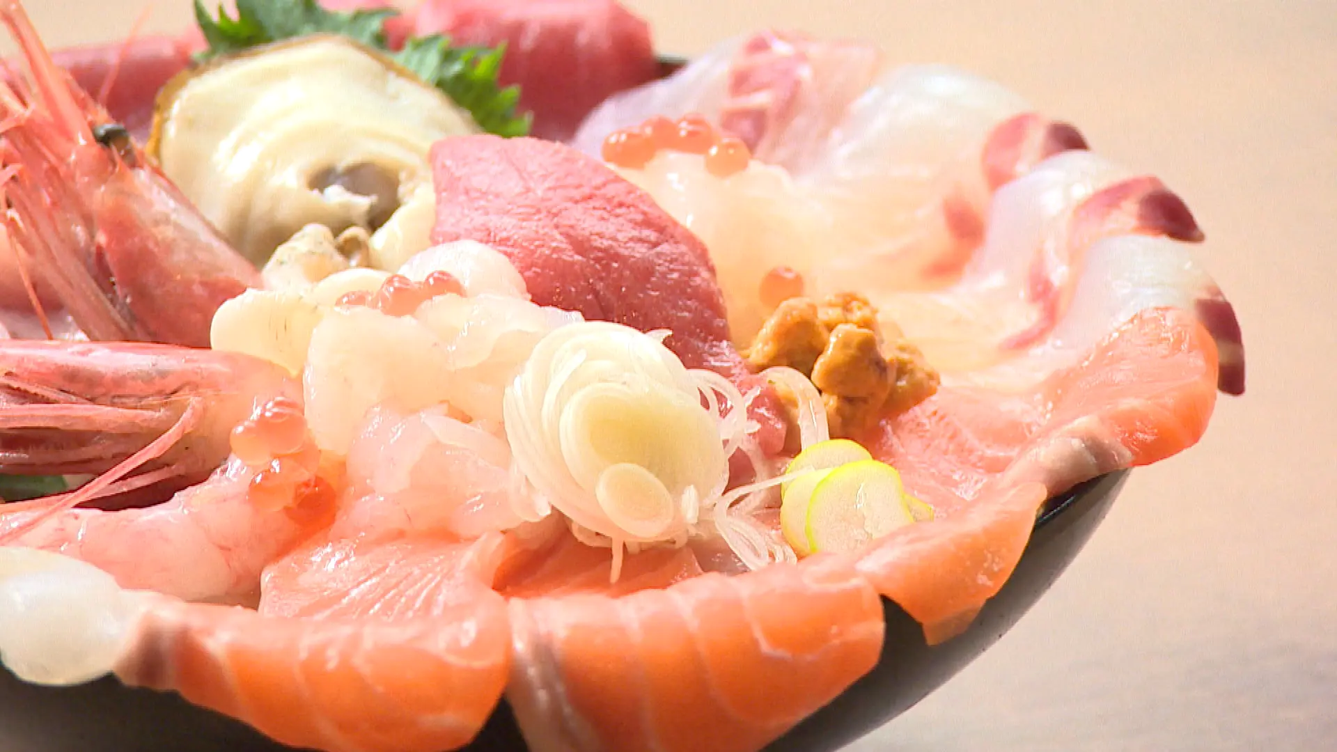 【富山駅近】鮮魚店直営のはみ出す海鮮丼【富山湾食堂】新鮮な富山の魚介たっぷりが自慢の贅沢グルメ