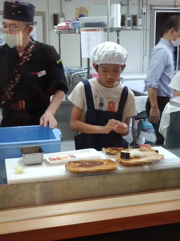 けんちゃん
鱗を取ったり骨を取ったりするのが難しかった。握るのもシャリが大きくなりすぎたりして難しかった。自分で握った寿司は美味しかったです。