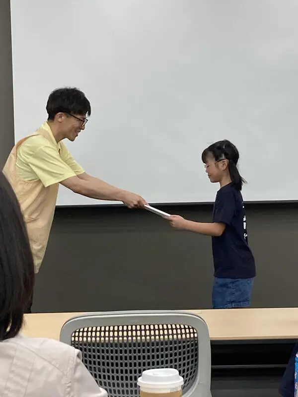 なな
保育園で1番小さな子どもたちと遊べました。歌を歌ったり膝に乗せて手遊びしたりすごく楽しかったです。最後に賞状をもらえました！