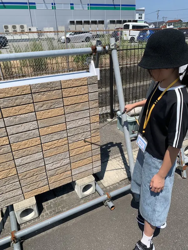 ひな
壁の中や床の下など見えないところを検査するのに、音や電気、熱などを使った機械がたくさんあってすごいなと思いました。
壁などをハンマーで叩いてみたら場所によって音が違ったりしておもしろかったです。