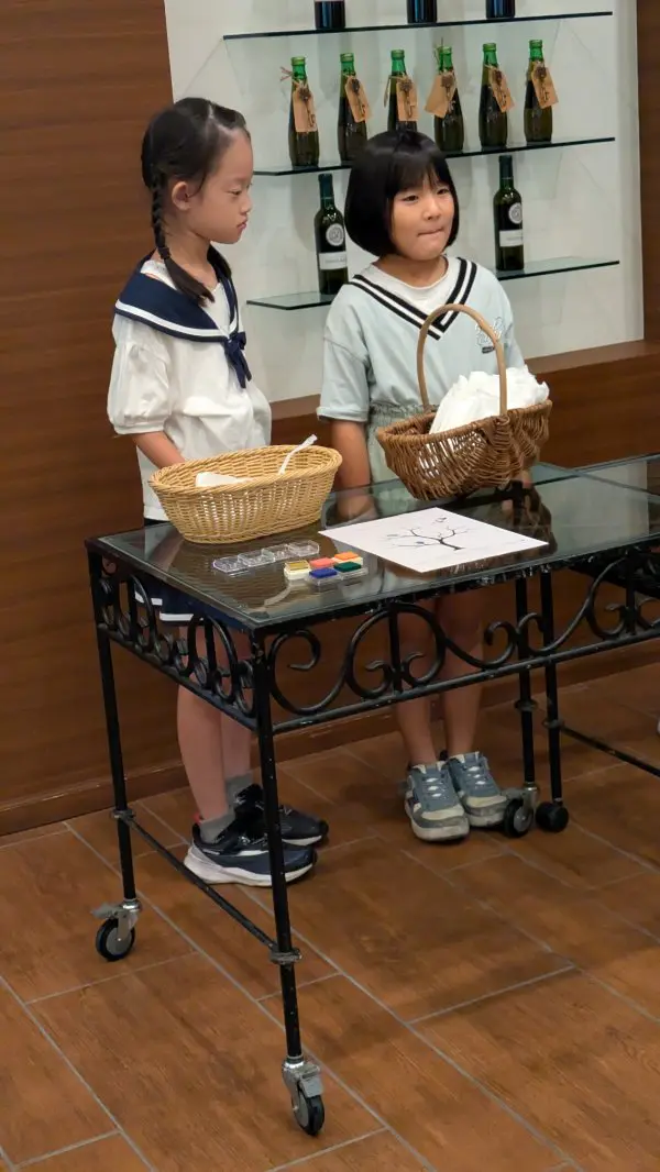 ちゃっきー
結婚式のうけつけをしました。おしぼりを渡すのが大変でした。本当の結婚式みたいで楽しかったです。花嫁さんがきれいでした。