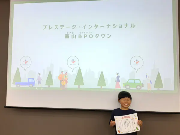 ひなママ
1さいの子供の先生のたいけんをしました。歌を歌ったり手あそびしたりたのしかったけど、どうやって相手をしたらいいか、まよいました。先生のしごとはたいへんだと思いました。
さいごにかんしゃじょうをもらえてうれしかったです！
