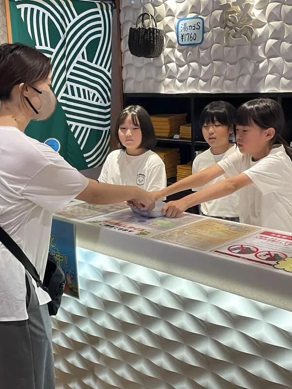 いっちゃん
フロントのお仕事は緊張したけど、途中から声が出るようになってお客さんにあいさつできて良かった。
