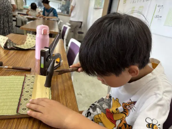 そーち
大きい機械を操作させてもらったり、自分専用の小さい飾りたたみを作ったりできて楽しかった。たたみでゴロゴロするのが好きなので、たたみの成り立ちが学べてよかった。
