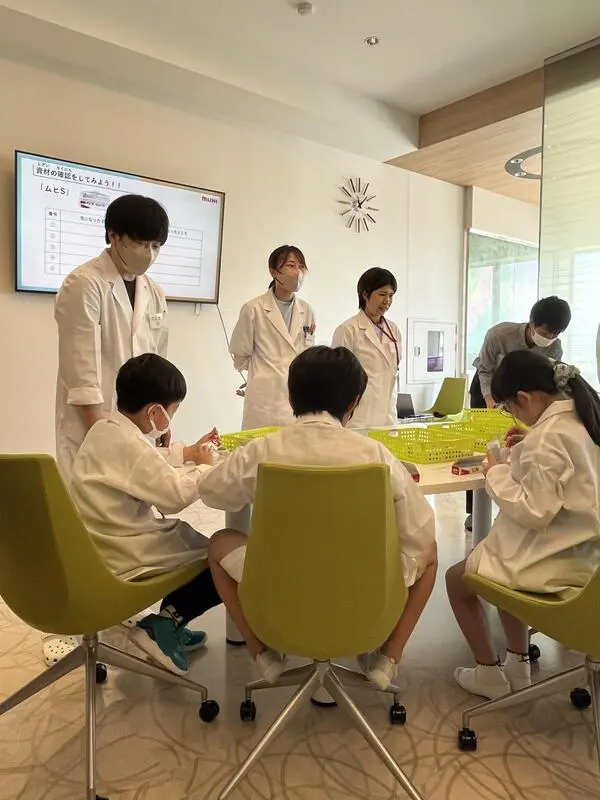 しお
虫さされ薬は、たくさんの検査をこえて大切に届けられることが分かりました。クリームを混ぜるのが楽しかったです。